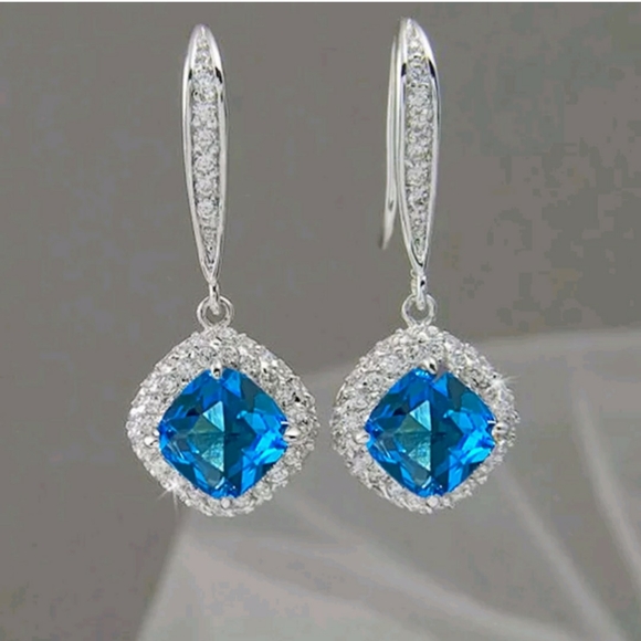 - Gorgeous Sea Blue Crystal Drop Earrings.. 925 Filled - Picture 3 of 10